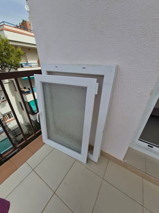 Ventana PVC oscilobatiente blanca con cámara. 