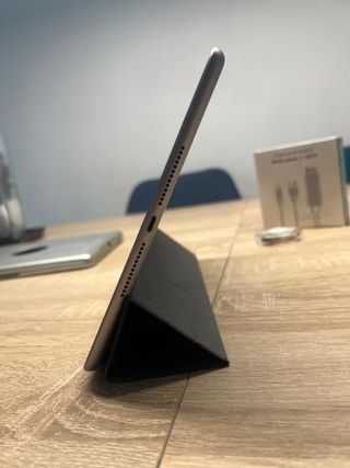 iPad 6a gen 32 GB + funda teclado + adaptador HDMI