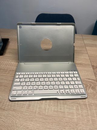 iPad 6a gen 32 GB + funda teclado + adaptador HDMI