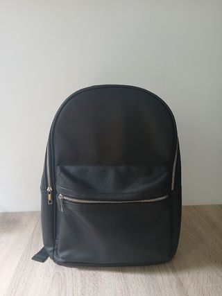 Mochila negra piel sintética