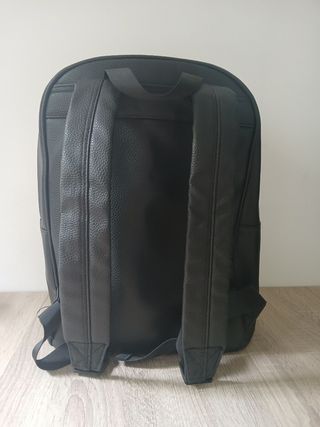 Mochila negra piel sintética