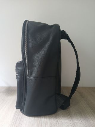 Mochila negra piel sintética