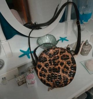 Bolso redondo leopardo charol