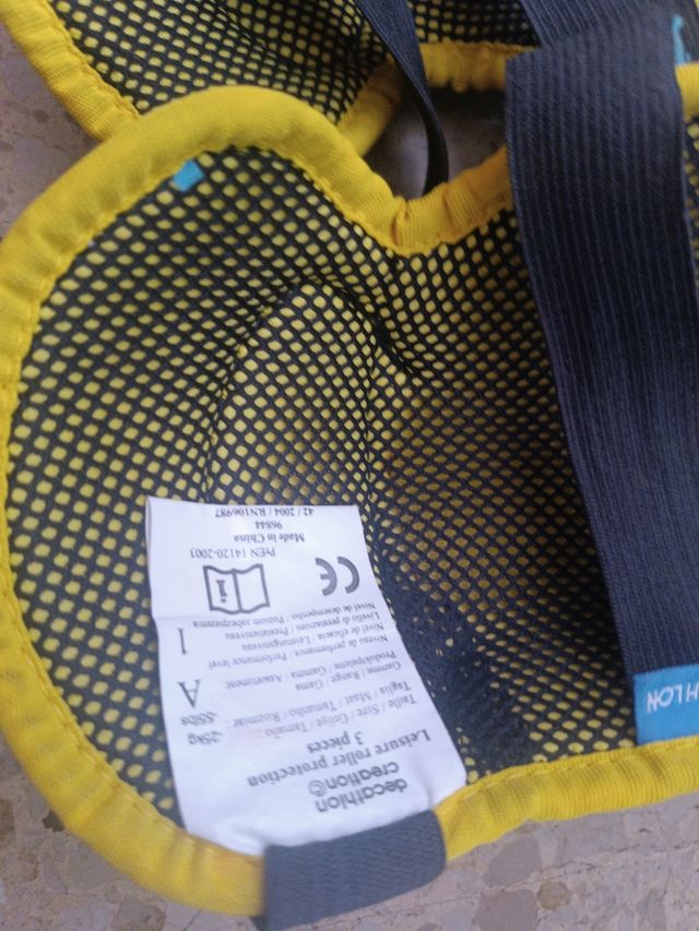 Rodilleras Decath  y coderas y casco  36-39 cm