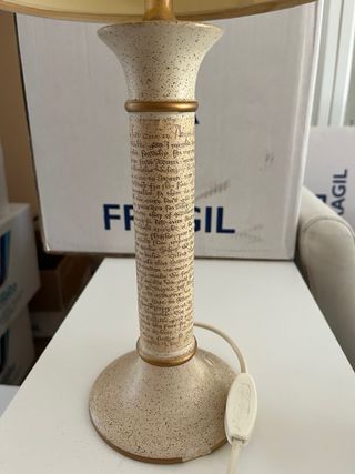 Lámpara cerámica beige y dorada
