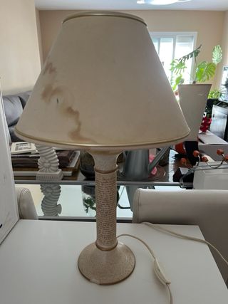 Lámpara cerámica beige y dorada
