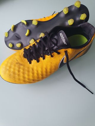 Botas fútbol Nike amarilla