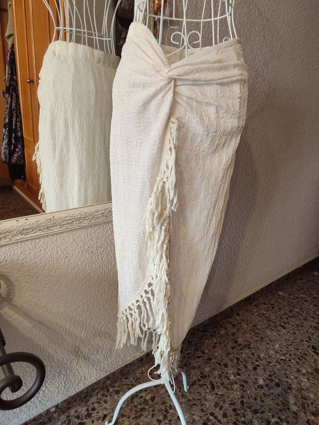 Falda blanca- abertura lateral