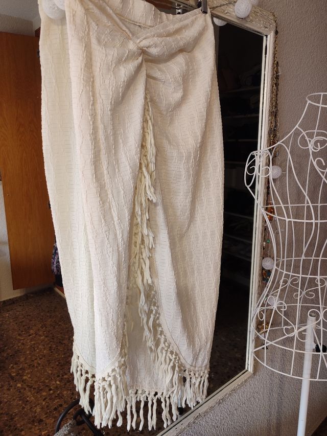 Falda blanca- abertura lateral