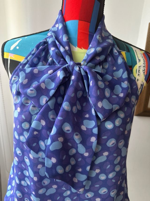 Top azul y morado con lazo