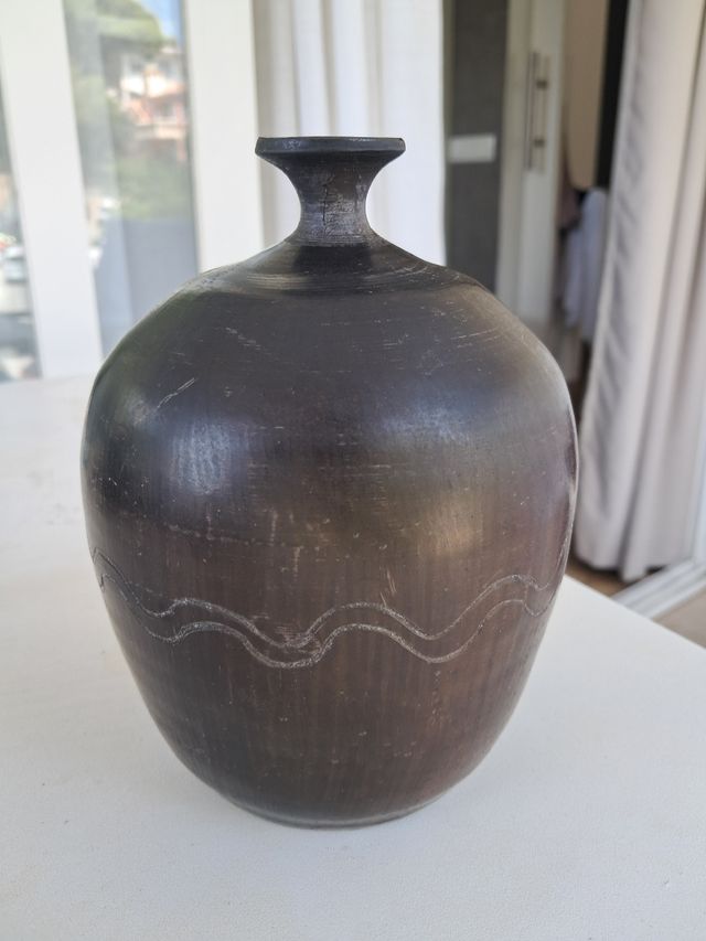 Vaso in ceramica scura