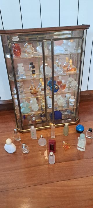 ANTIGUA Y ELEGANTE VITRINA DE CALIDAD+40 PERFUMES