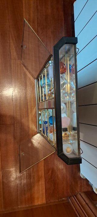 ANTIGUA Y ELEGANTE VITRINA DE CALIDAD+40 PERFUMES