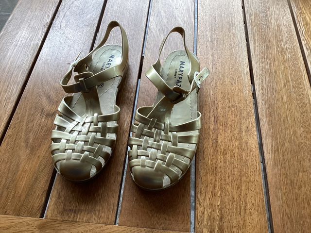 Sandalias doradas Mary Paz