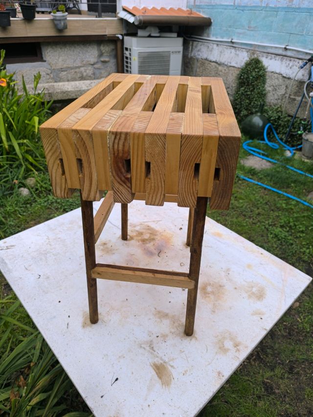 Taburete rústico de madera