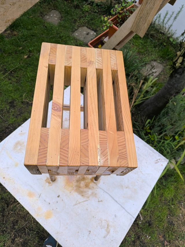 Taburete rústico de madera