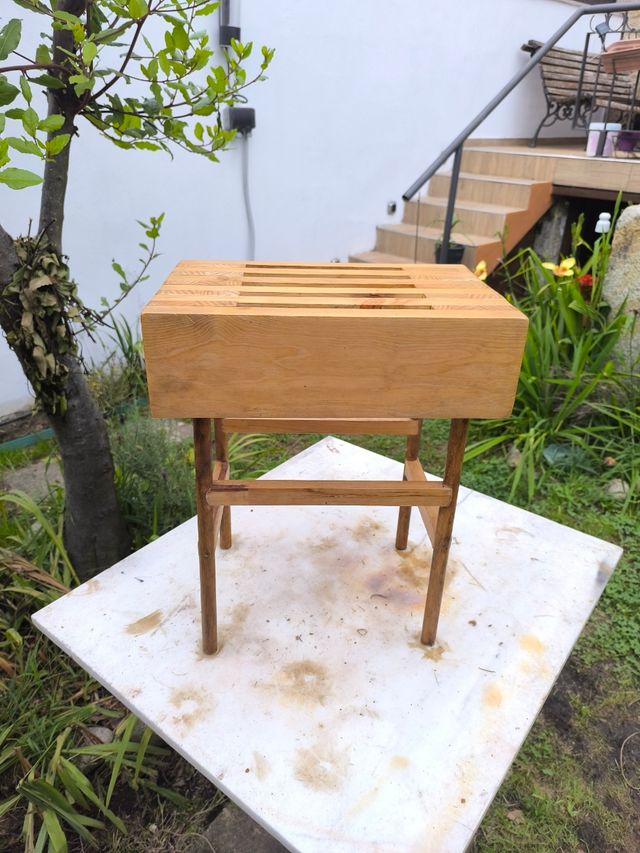 Taburete rústico de madera