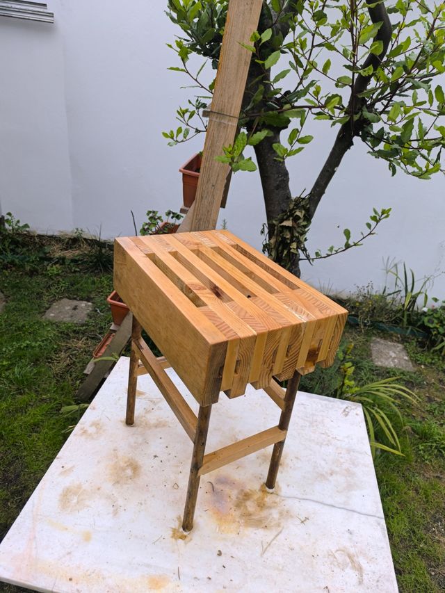 Taburete rústico de madera