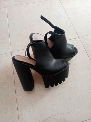 Zapatos plataforma negros, solo un uso ,nuevos.