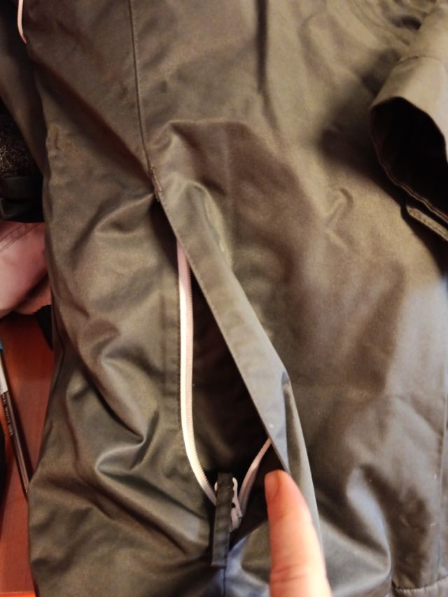 Cazadora Wedze negra.