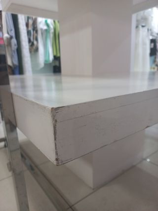 Se vende mobiliario de tienda.