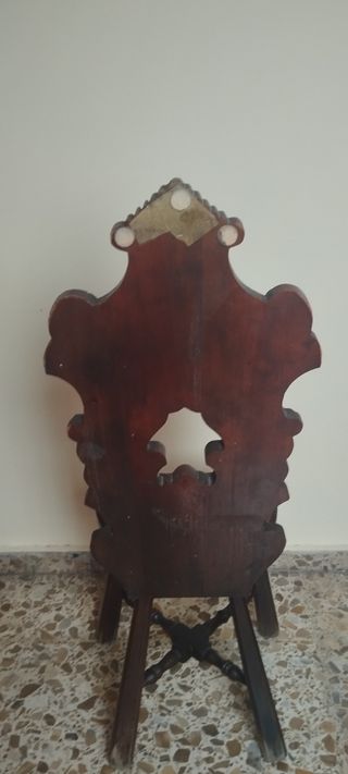 Silla antigua de madera tallada
