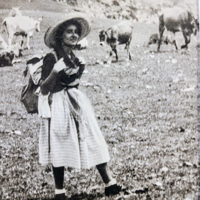 Foto antigua: felicidad en entorno rural (1959)