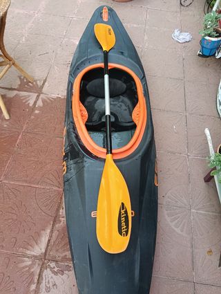 Kayak Esquimo piragua aguas bravas.