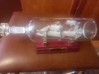Barco cristal soplado dentro de botella decorativa