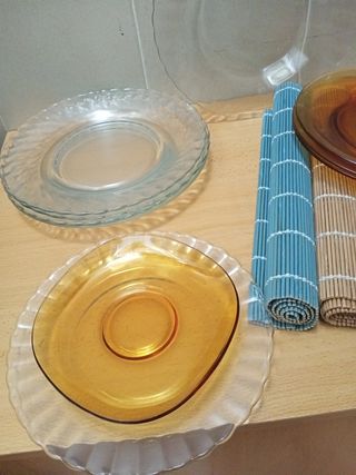 Cacharros cocina: platos y manteles