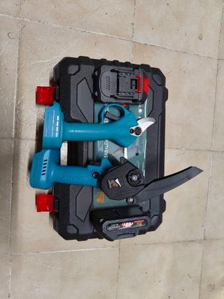 Kit potatura elettrico: forbici e motosega