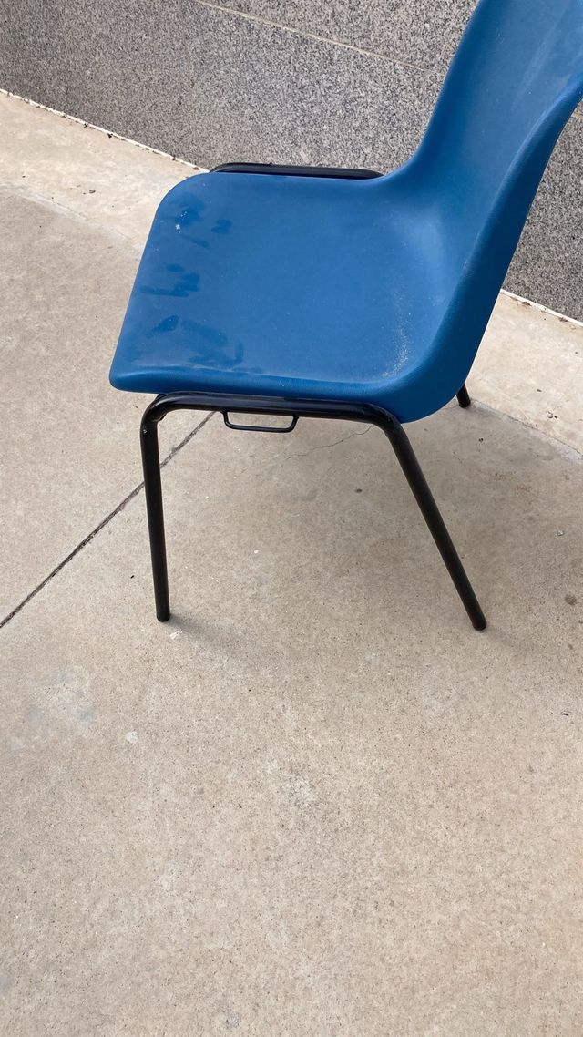 14 sillas azul - plástico y metal. 10€ cada una.
