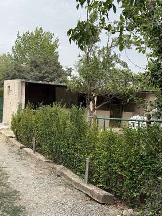 Terreno rústico en Atarfe con cortijo y cuadras