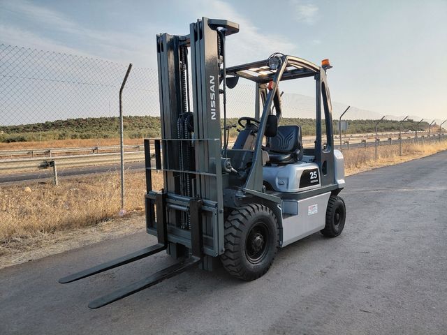 Carretilla elevadora Nissan 25