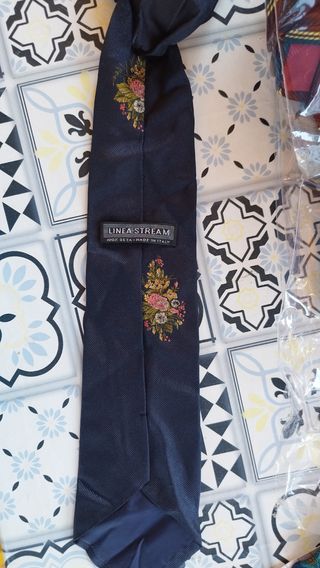 Cravatta vintage floreale