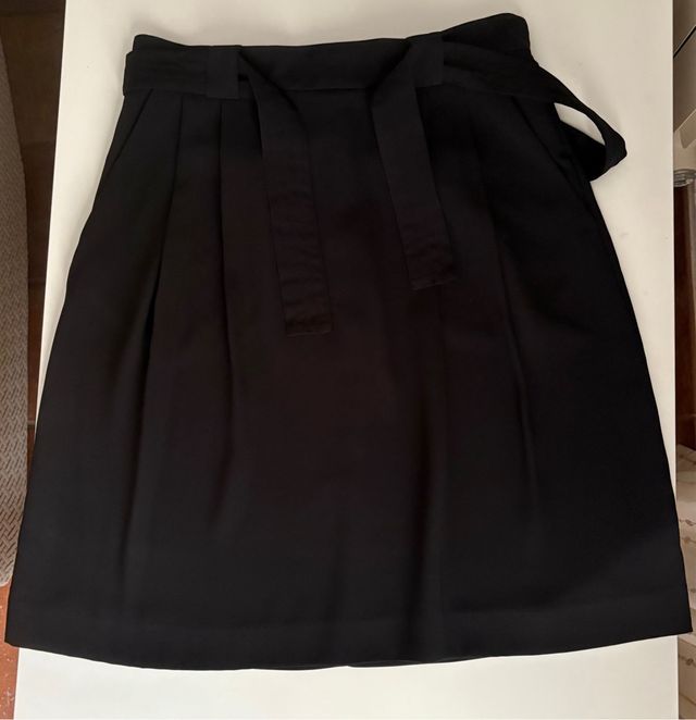 Falda negra plisada cinturon