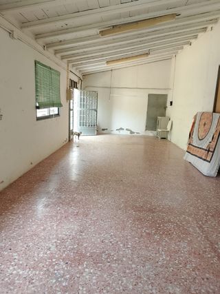 se alquila local dentro de una propiedad privada.