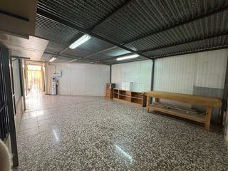 se alquila local dentro de una propiedad privada.