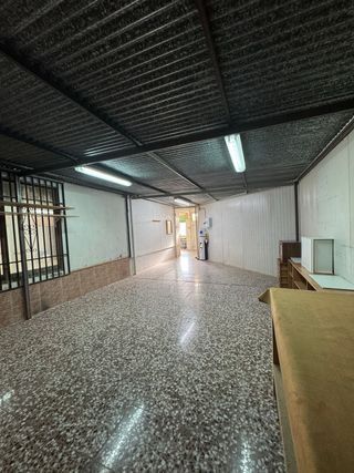 se alquila local dentro de una propiedad privada.