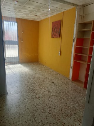 Se alquila local dentro de una propiedad privada.