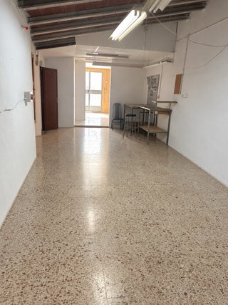 Se alquila local dentro de una propiedad privada.