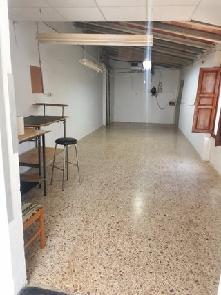 Se alquila local dentro de una propiedad privada.