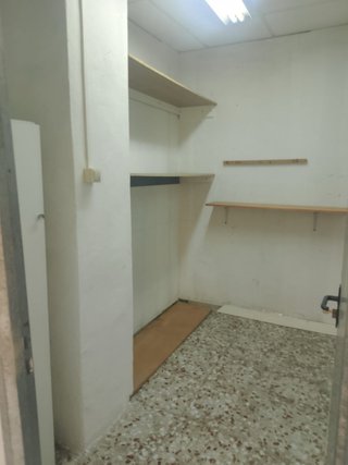 Se alquila local dentro de una propiedad privada.