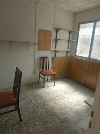 Se alquila local dentro de una propiedad privada.