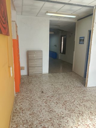Se alquila local dentro de una propiedad privada.