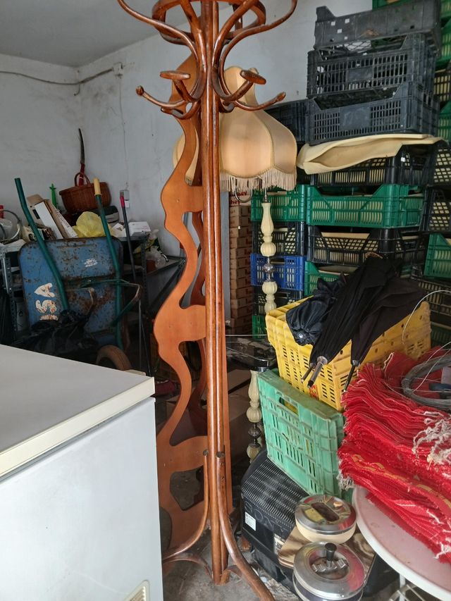 Lampara, estante y perchero vintage