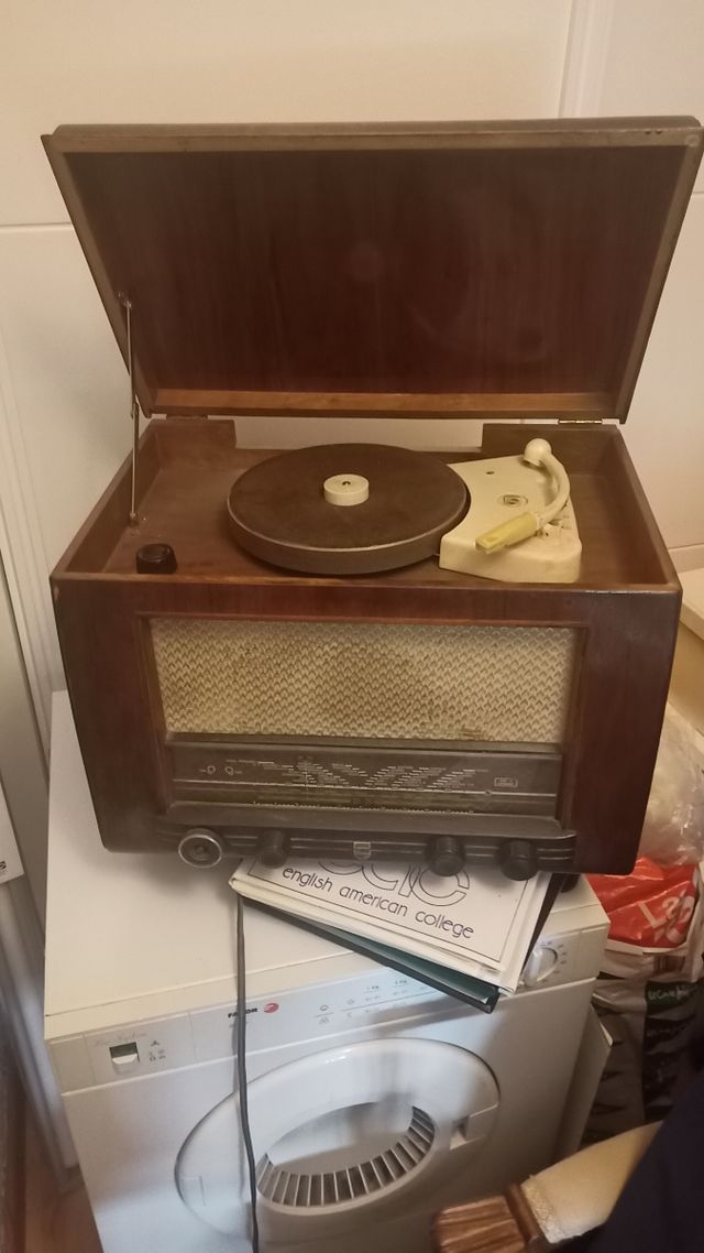 Radio Philips antigua con tocadiscos