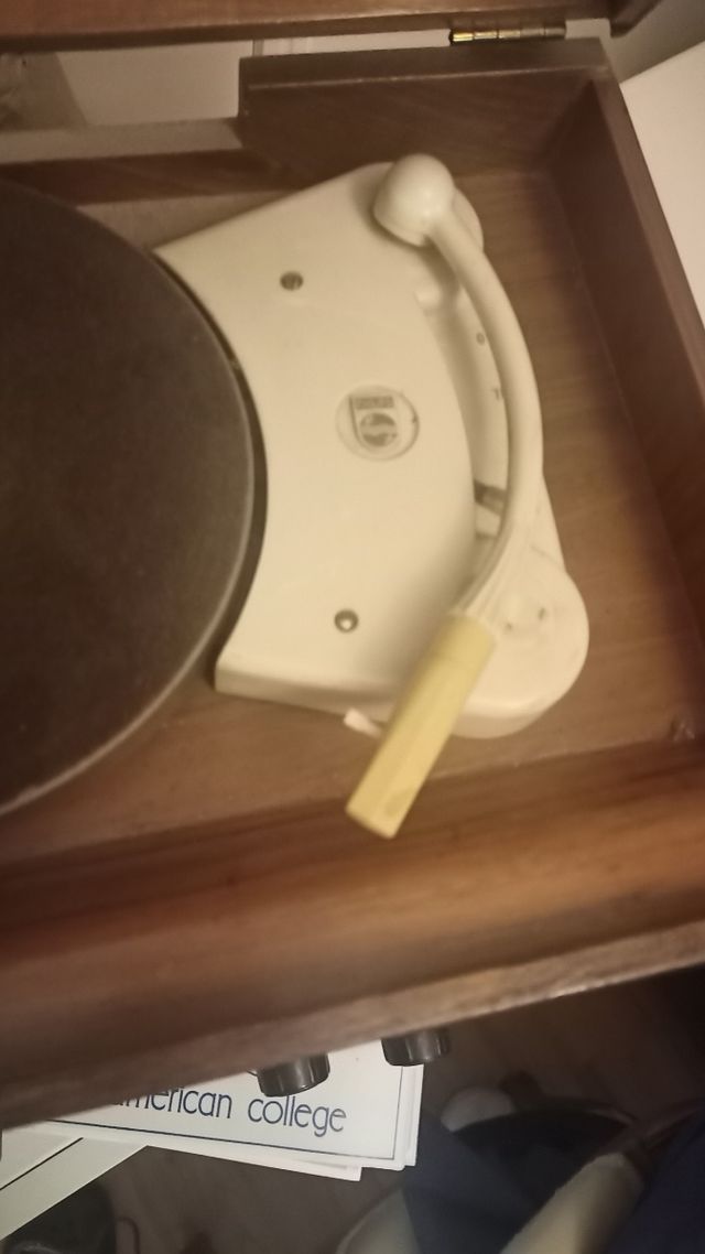 Radio Philips antigua con tocadiscos