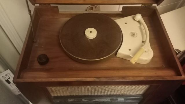 Radio Philips antigua con tocadiscos