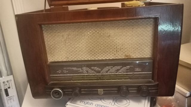 Radio Philips antigua con tocadiscos